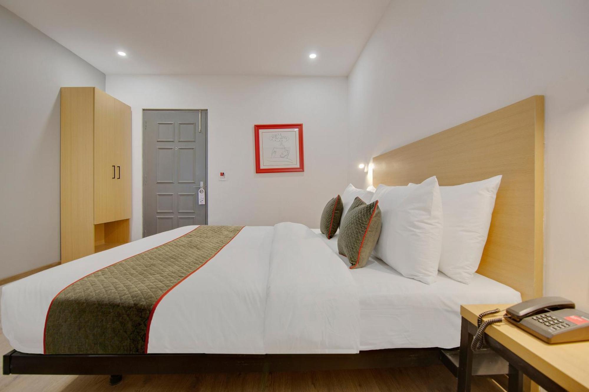 Townhouse Sector 49 Near Logix City Centre Noida Exterior photo