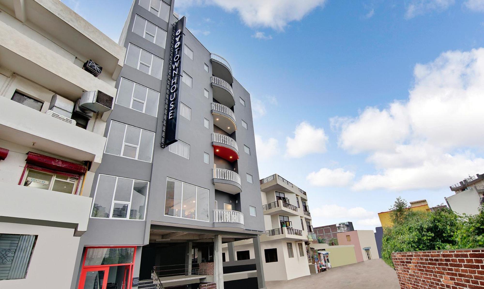Townhouse Sector 49 Near Logix City Centre Noida Exterior photo